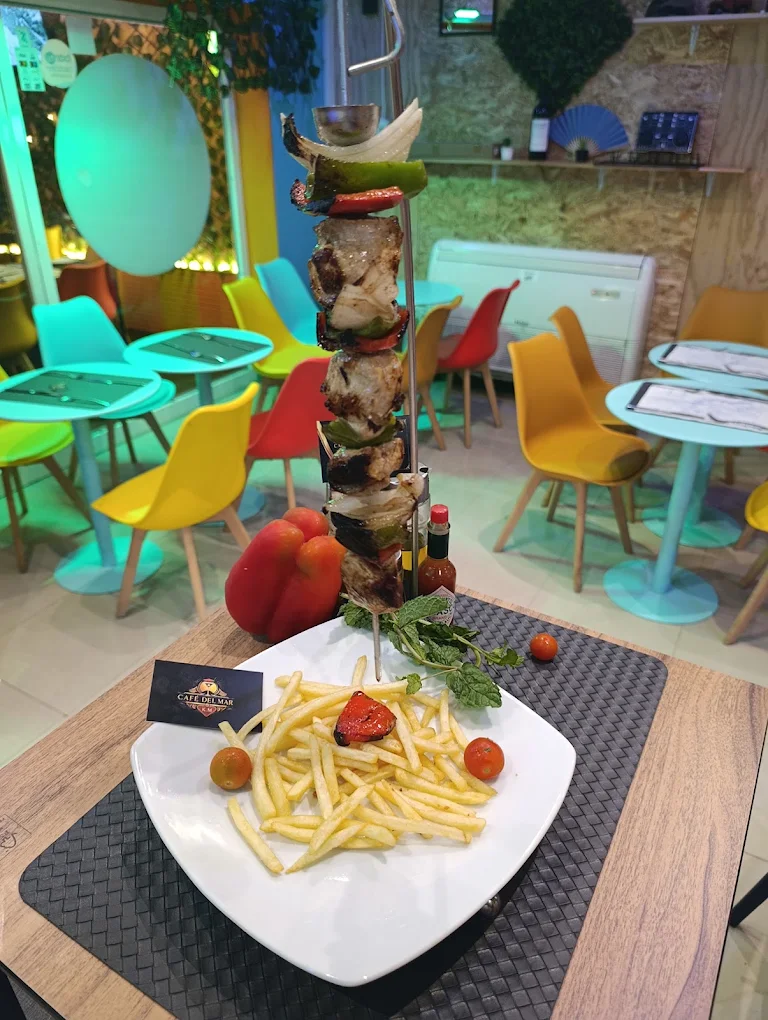 Brocheta de pescado con patatas