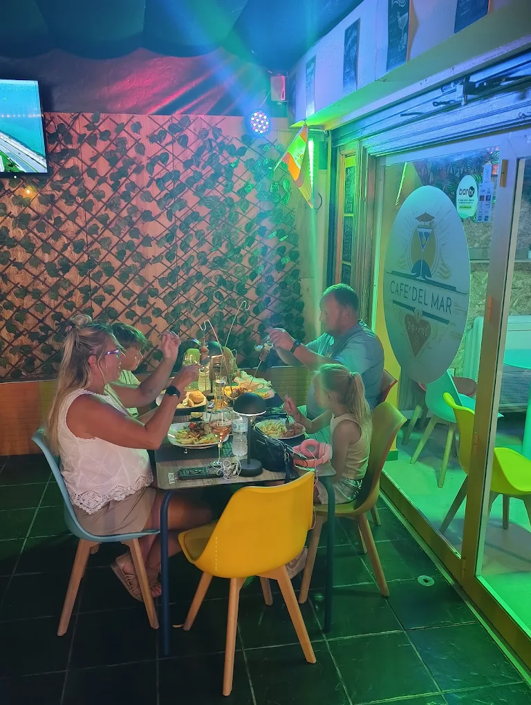 Familia disfrutando de una cena en Café Del Mar