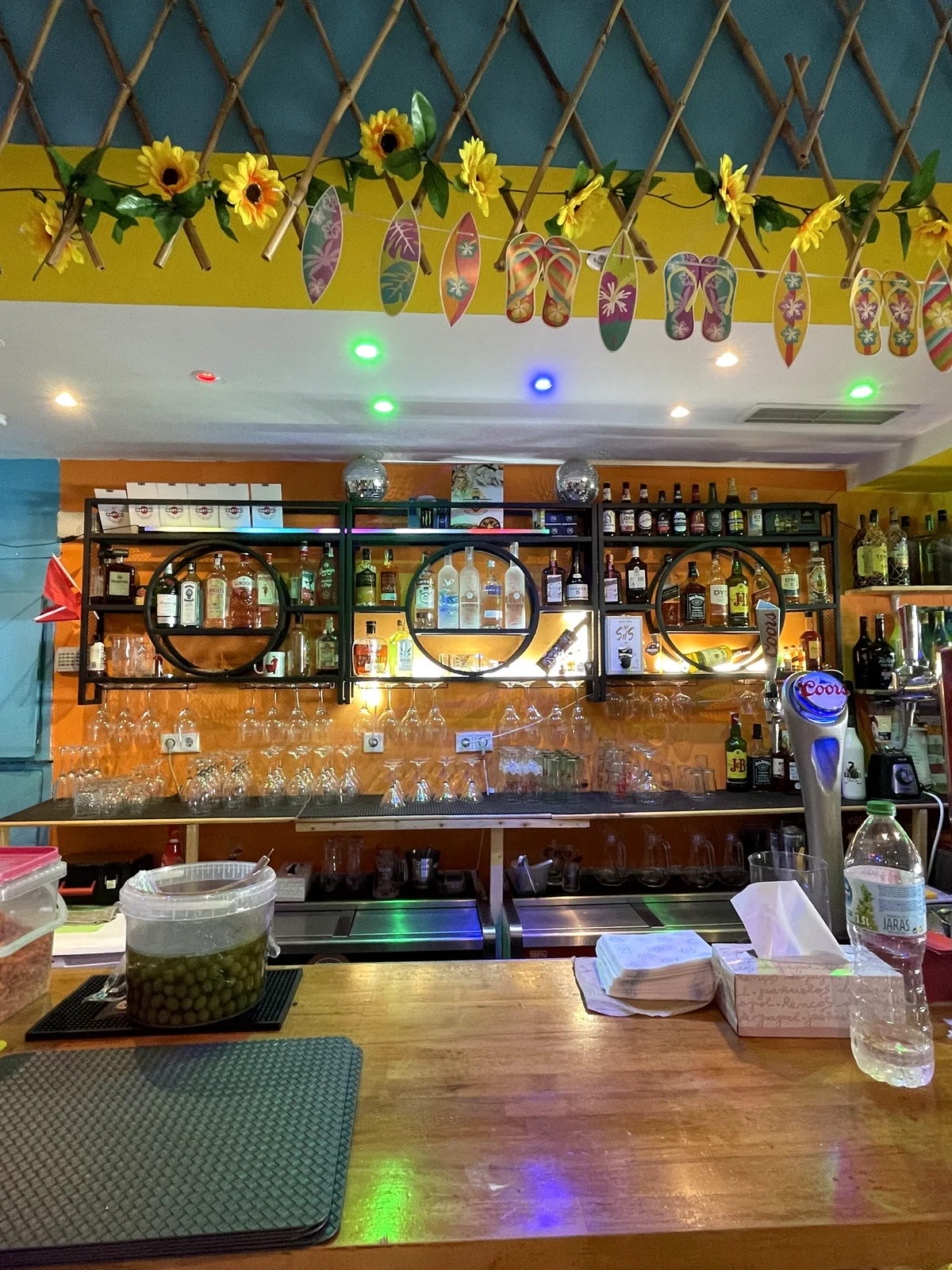 Barra de Café Del Mar preparada para el servicio
