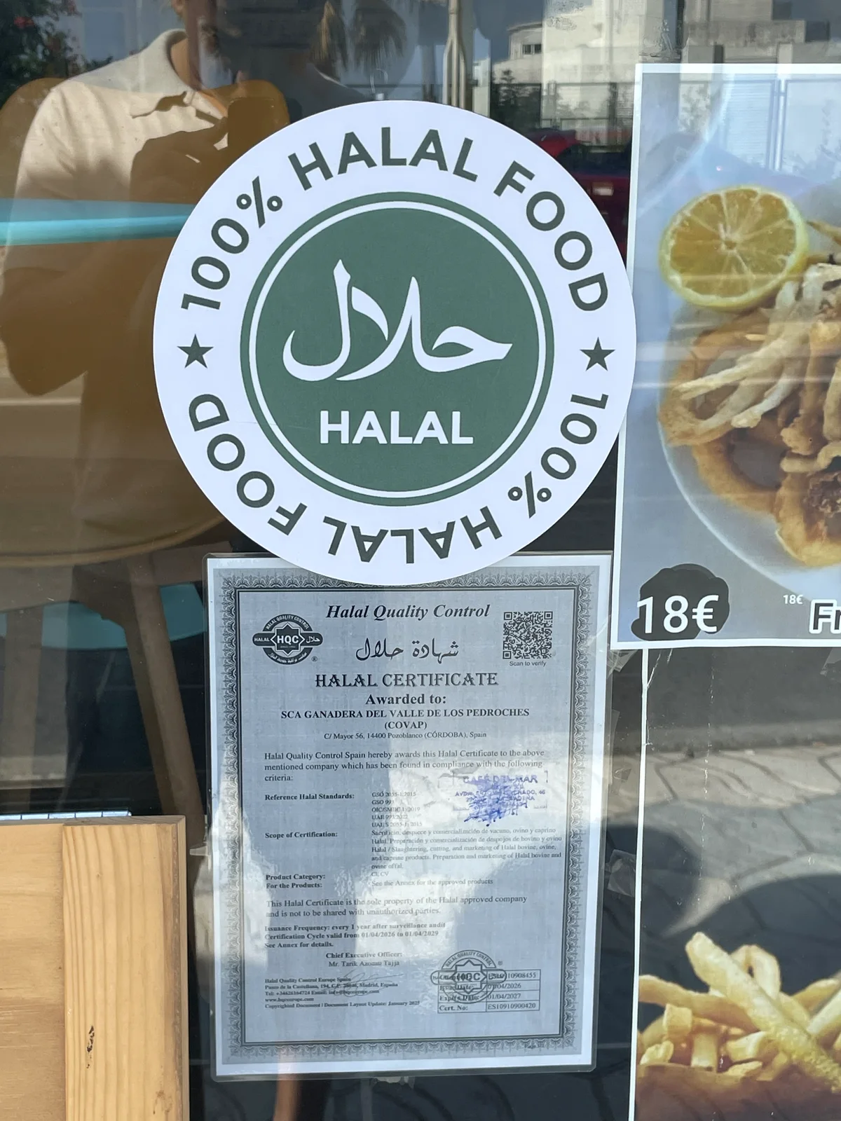 Certificación halal expuesta en Café Del Mar