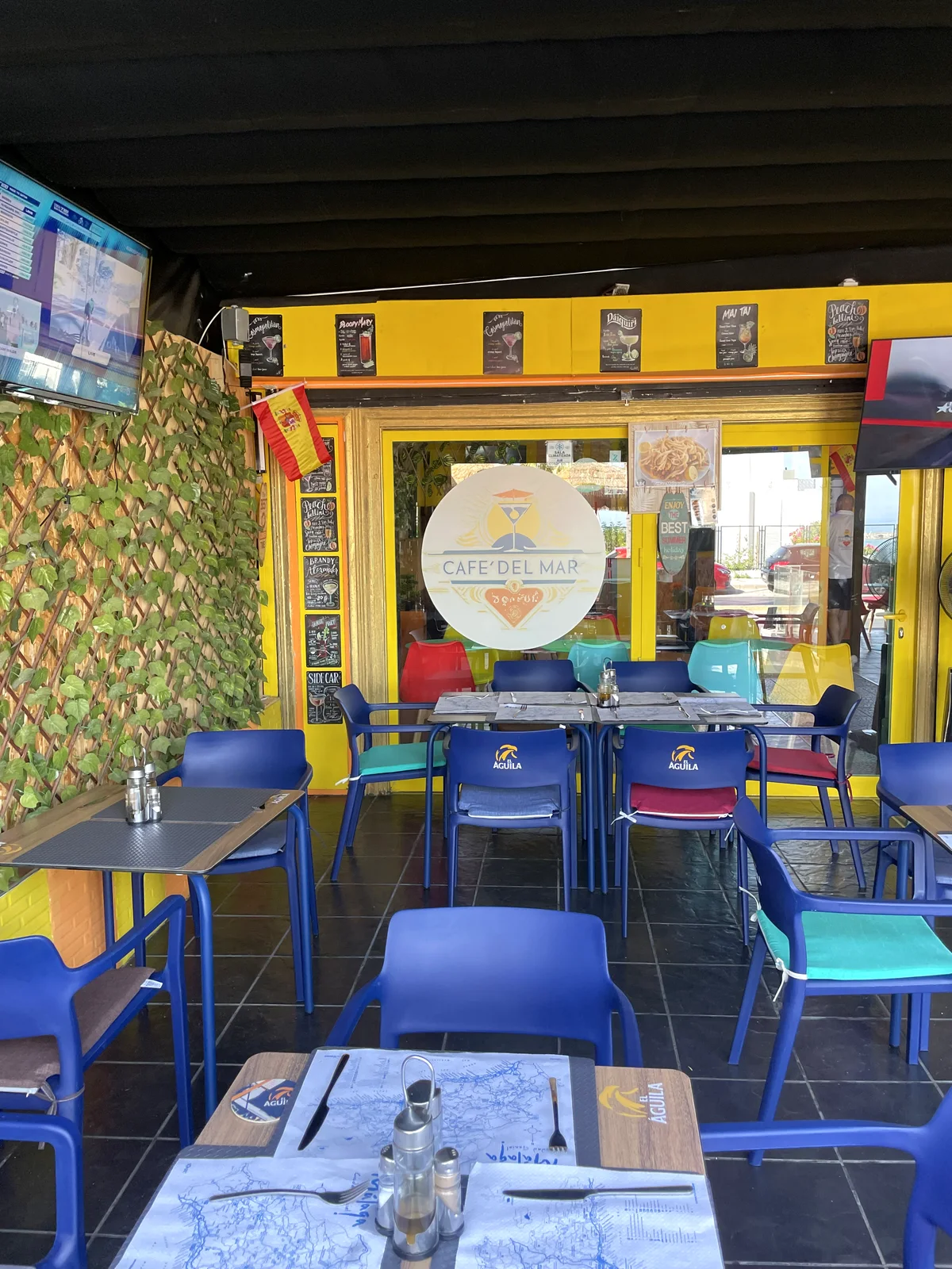 Entrada interior de Café Del Mar con mesas preparadas