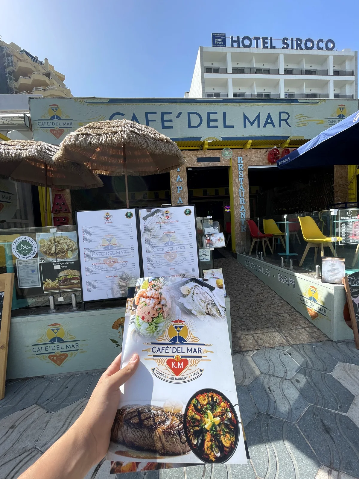 Fachada de Café Del Mar con la carta del restaurante