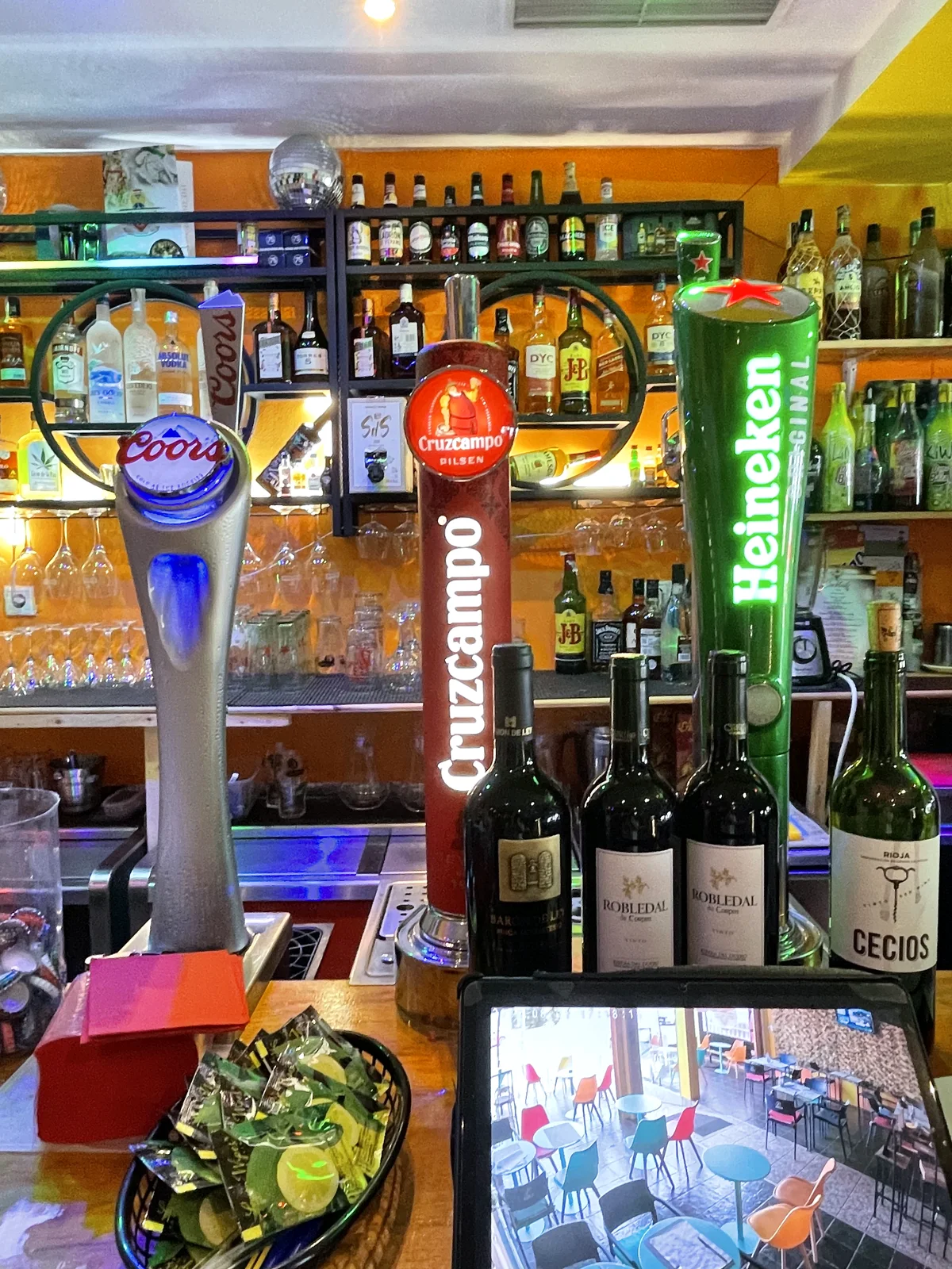 Detalle de los grifos y botellas de la barra de Café Del Mar