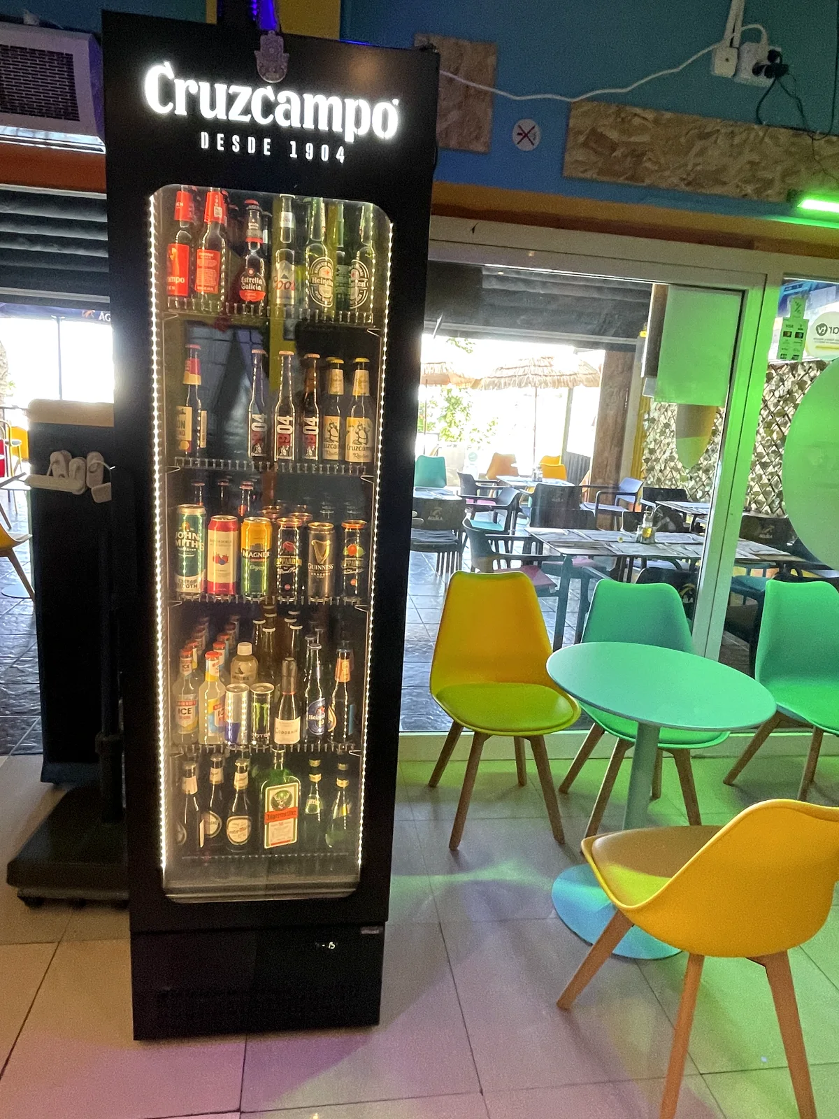 Rincón de bebidas junto a las mesas de Café Del Mar