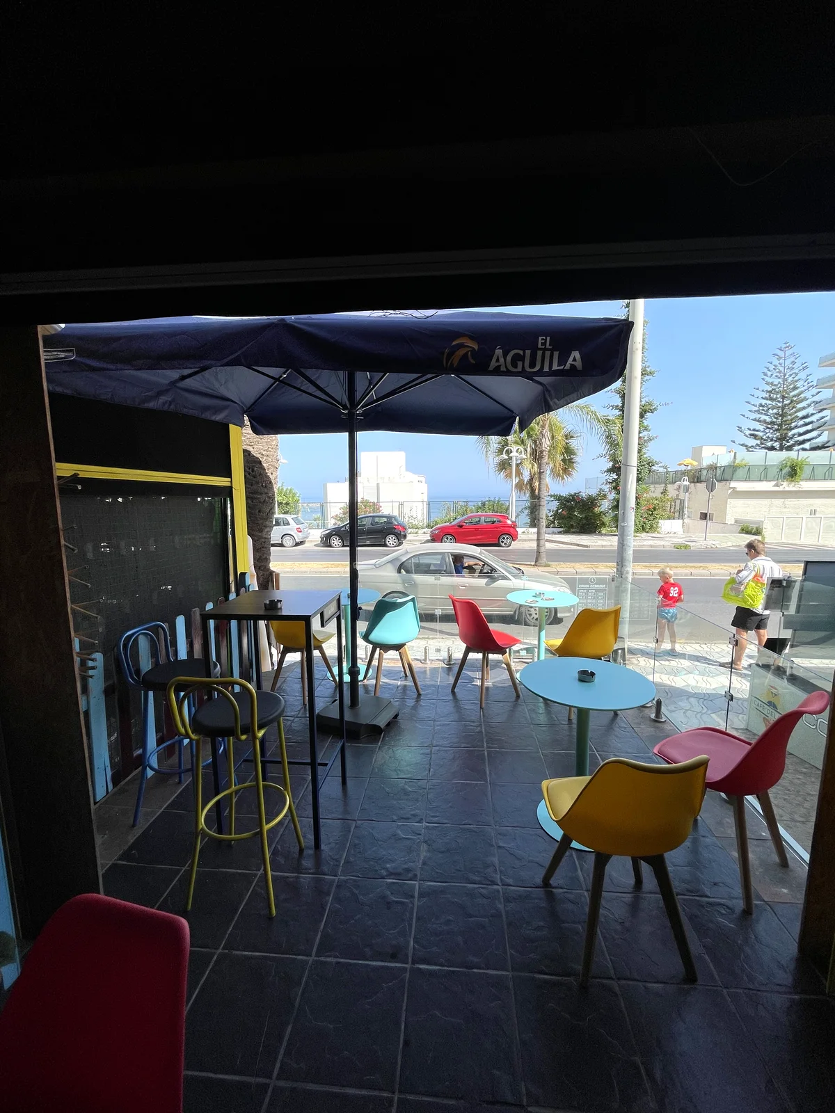Terraza de Café Del Mar abierta al paseo marítimo