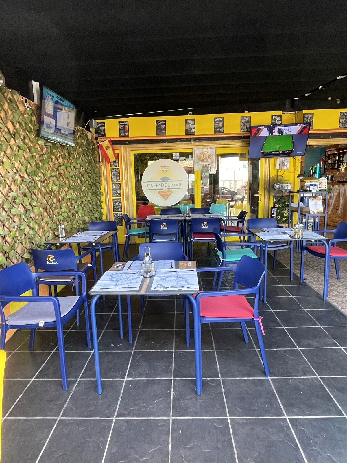 Mesas de colores en la terraza de Café Del Mar