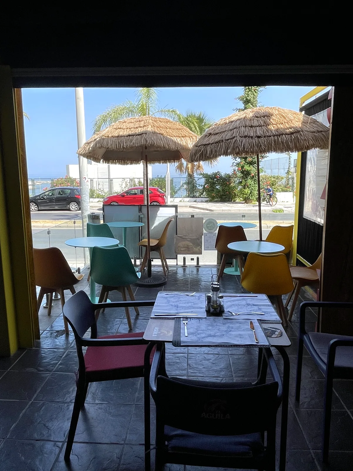 Terraza de Café Del Mar abierta al paseo