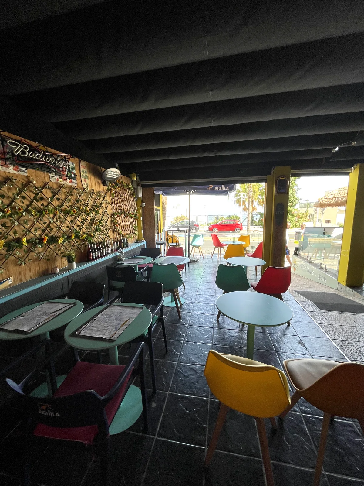 Terraza interior con mesas preparadas